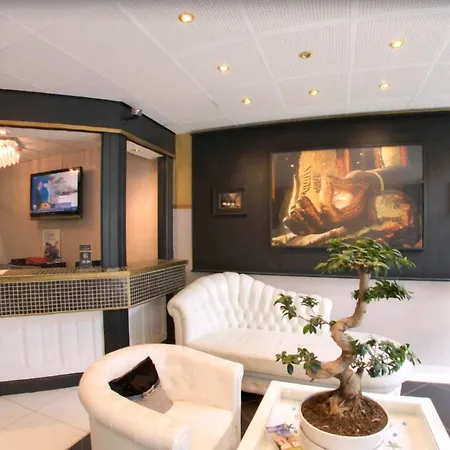 Le Trianon アパートホテル 3*