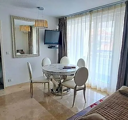 Le Trianon מלון דירות 3*
