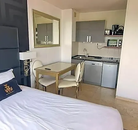 Le Trianon 3* ארסשון