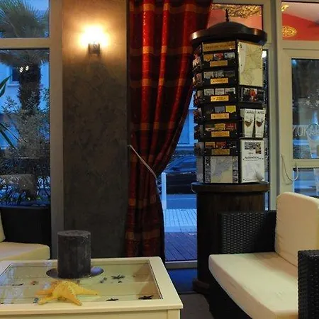 Le Trianon 3*